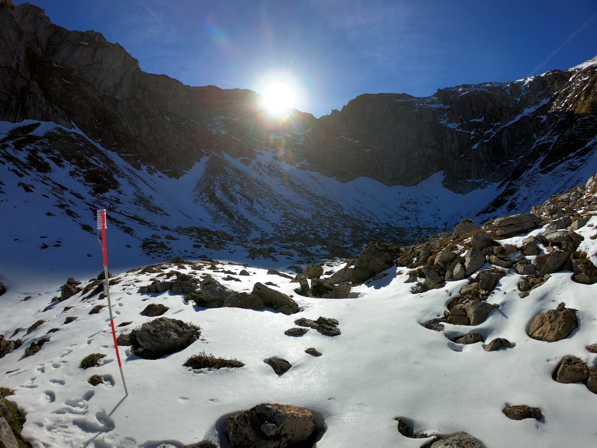 Dlaczego jesienią śnieg w Tatrach wolno topnieje przy pogodnym niebie?